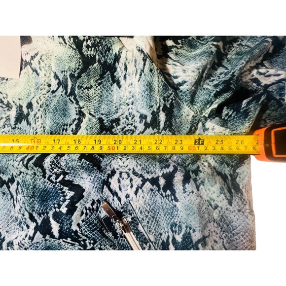 Chico's Zenergy Jacket Snake print blue. SZ 4 equivalent to 20/22 XXL Plus NWT - Picture 6 of 13